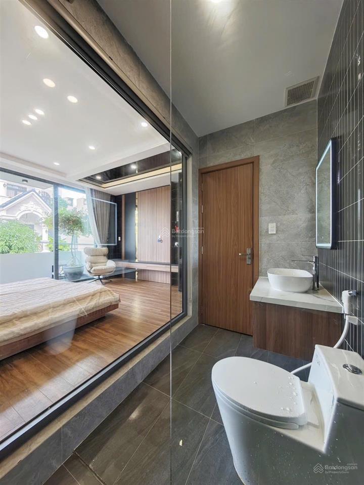 Nhà 3 tầng đường hoa phú 3 . diện tích 80m2 thiết kế 3 tầng full nội thất.
tầng 1 sân oto,