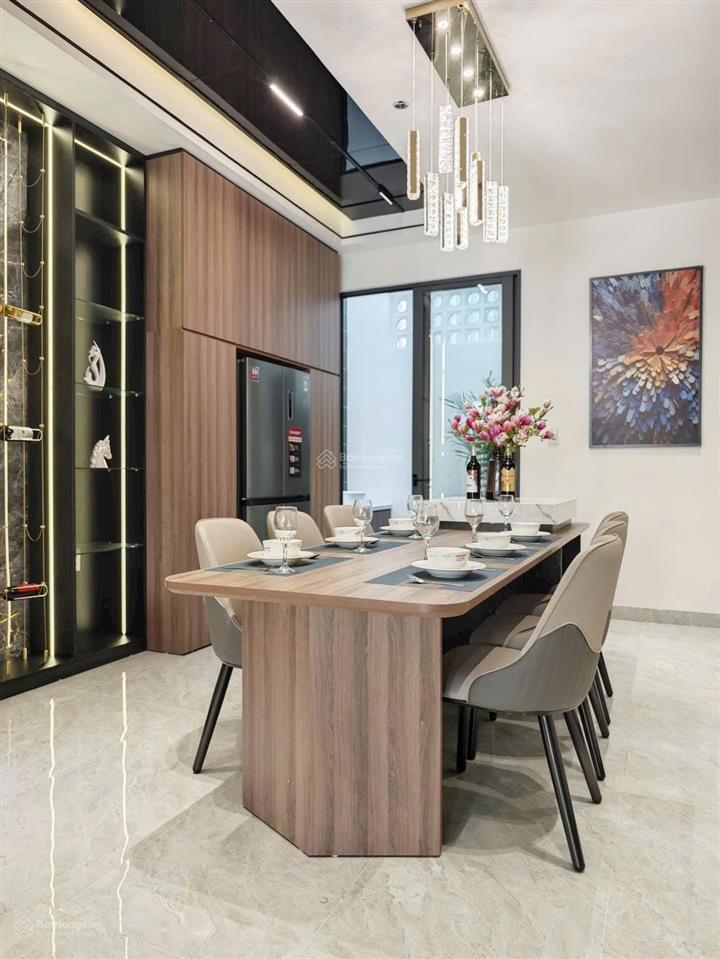 Nhà 3 tầng đường hoa phú 3 . diện tích 80m2 thiết kế 3 tầng full nội thất.
tầng 1 sân oto,