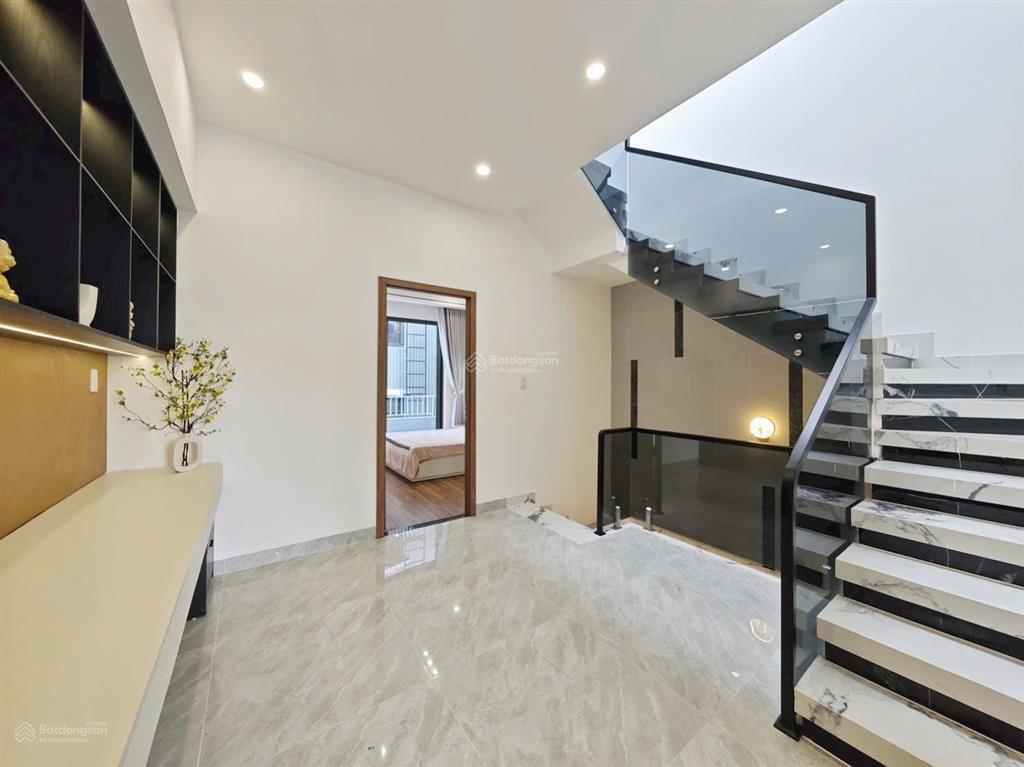 Nhà 3 tầng đường hoa phú 3 . diện tích 80m2 thiết kế 3 tầng full nội thất.
tầng 1 sân oto,