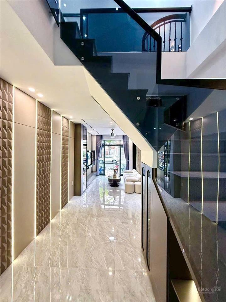 Nhà 3 tầng mặt tiền huỳnh ngọc huệ , gần hà huy tập