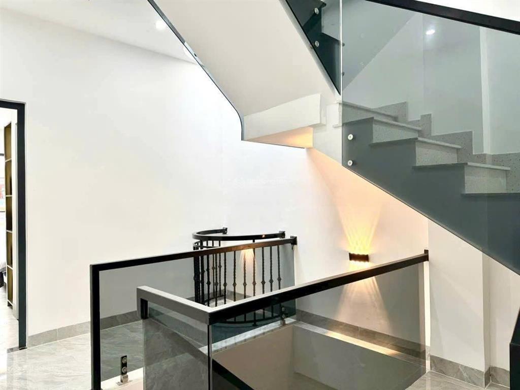 Nhà 3 tầng mặt tiền huỳnh ngọc huệ , gần hà huy tập