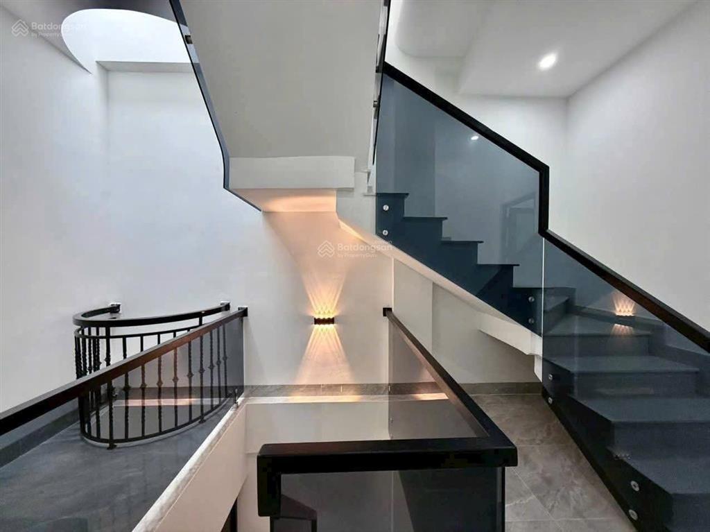 Nhà 3 tầng mặt tiền huỳnh ngọc huệ , gần hà huy tập