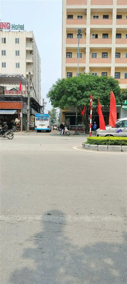 Cần bán lô đất biển sầm sơn dt hơn 1200m2, sẵn sổ. 100m ra tới biển. ngay bên quảng trường biển