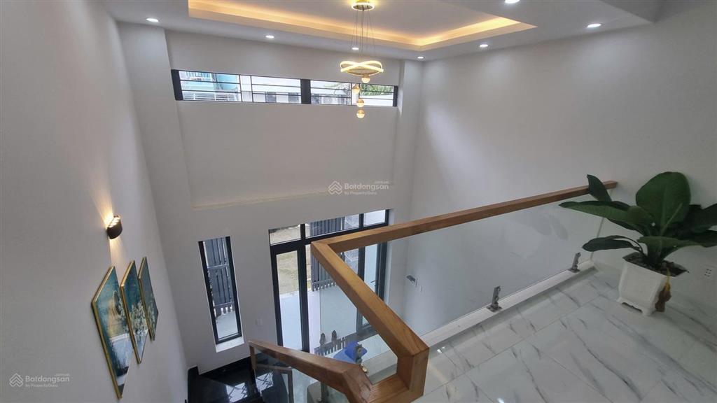 Bán nhà gần ngã 4 thủ đức hơn 5 tỷ xíu mà có nhà đẹp đủ nội thất đường ô tô thuận tiện đi lại