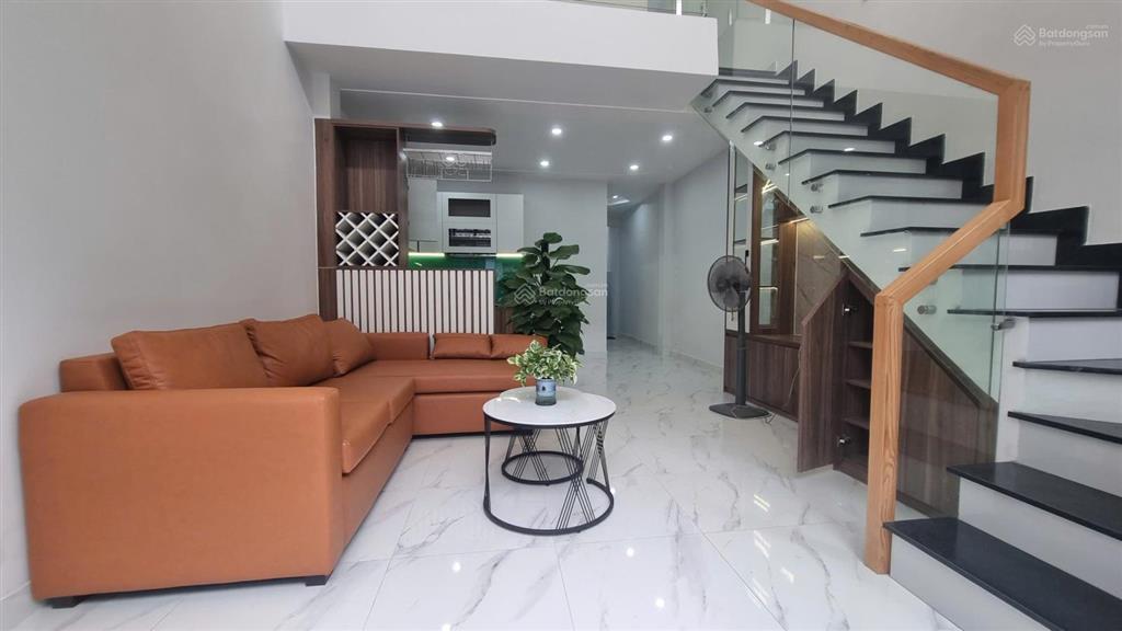 Bán nhà gần ngã 4 thủ đức hơn 5 tỷ xíu mà có nhà đẹp đủ nội thất đường ô tô thuận tiện đi lại