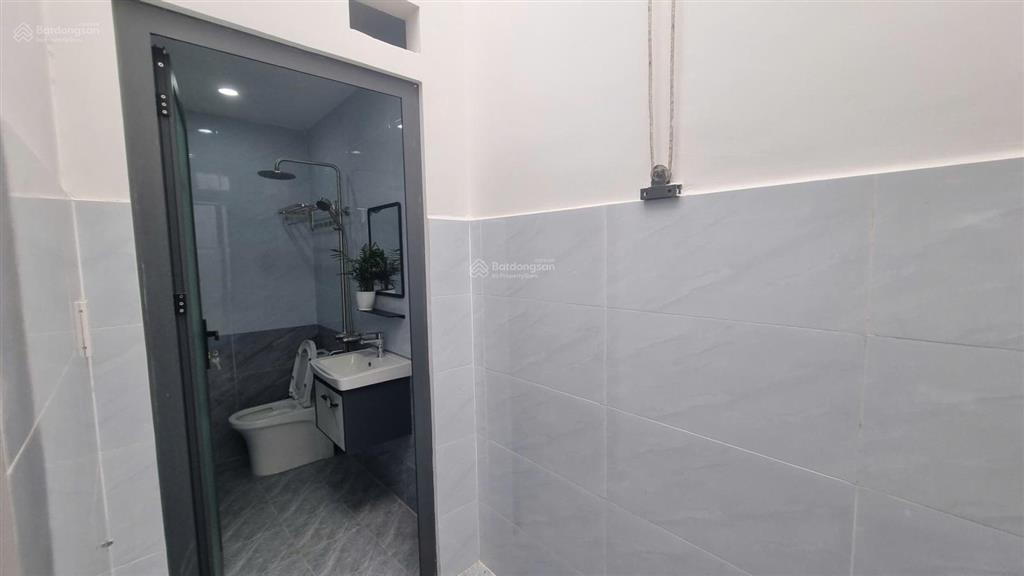 Bán nhà gần ngã 4 thủ đức hơn 5 tỷ xíu mà có nhà đẹp đủ nội thất đường ô tô thuận tiện đi lại