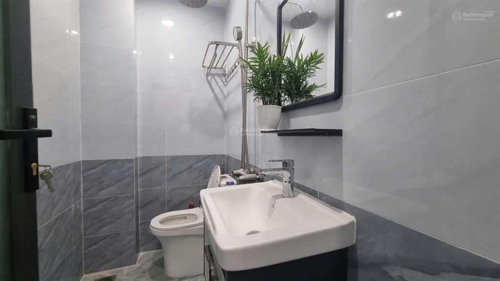 Bán nhà gần ngã 4 thủ đức hơn 5 tỷ xíu mà có nhà đẹp đủ nội thất đường ô tô thuận tiện đi lại