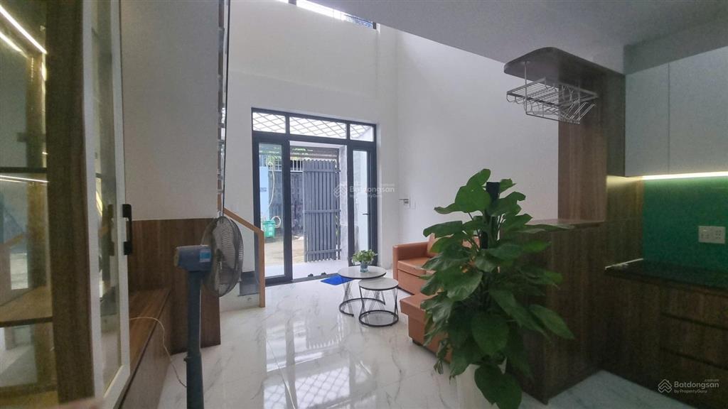 Bán nhà gần ngã 4 thủ đức hơn 5 tỷ xíu mà có nhà đẹp đủ nội thất đường ô tô thuận tiện đi lại