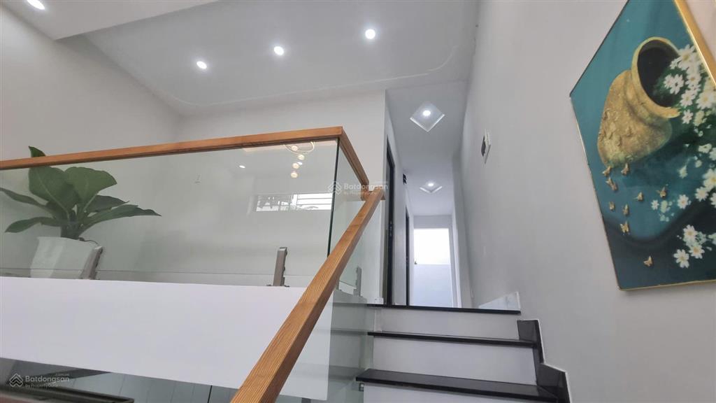 Bán nhà gần ngã 4 thủ đức hơn 5 tỷ xíu mà có nhà đẹp đủ nội thất đường ô tô thuận tiện đi lại