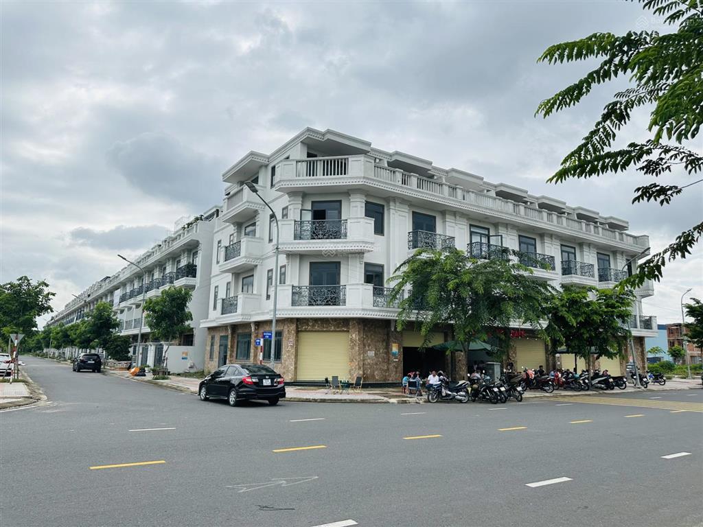 Gia đình cần bán nhà 1 trệt 3 lầu view công viên, đường e6 rộng 22m kdc bửu long 3, giá bán 7,99 tỷ