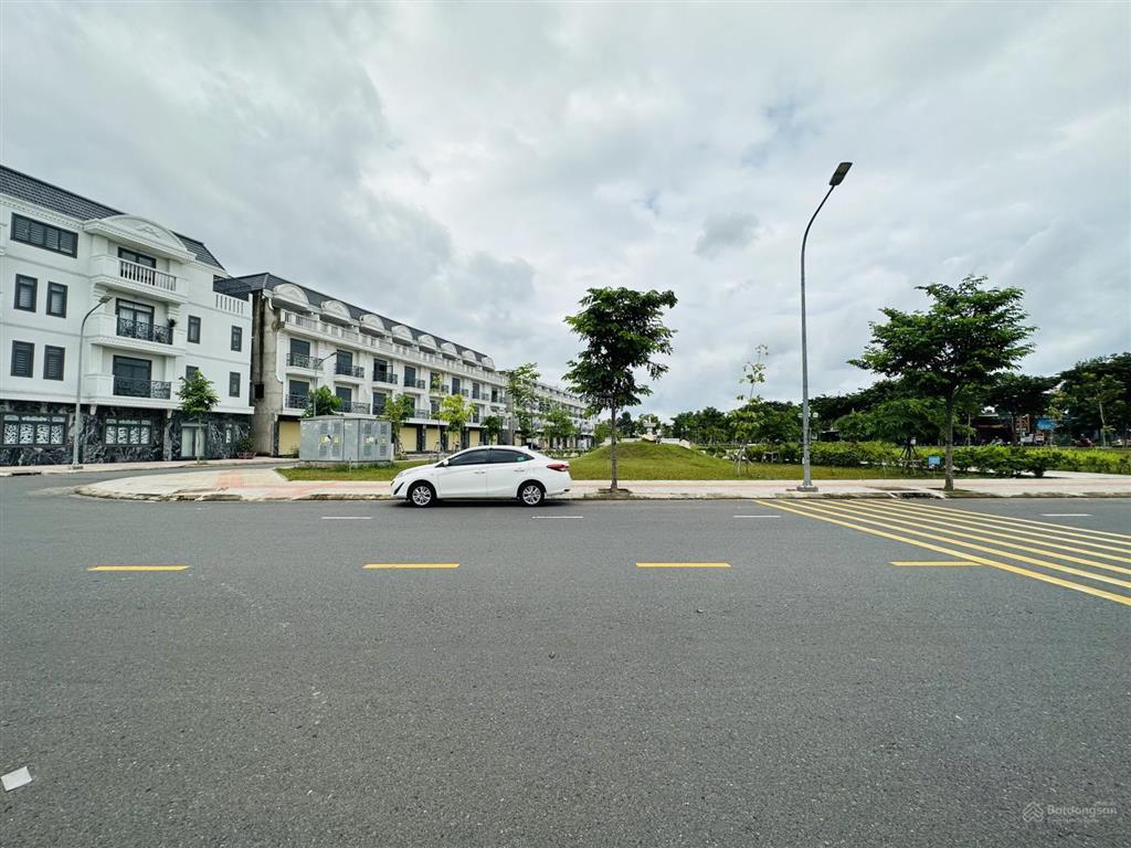 Gia đình cần bán nhà 1 trệt 3 lầu view công viên, đường e6 rộng 22m kdc bửu long 3, giá bán 7,99 tỷ