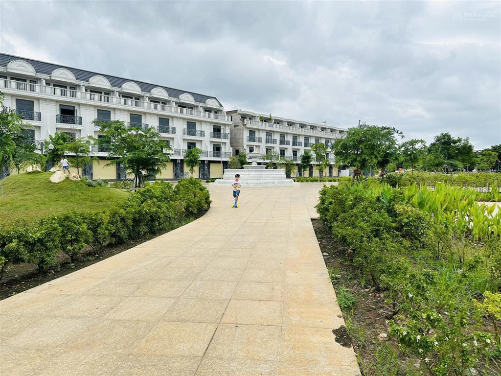 Gia đình cần bán nhà 1 trệt 3 lầu view công viên, đường e6 rộng 22m kdc bửu long 3, giá bán 7,99 tỷ