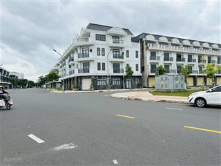 Gia đình cần bán nhà 1 trệt 3 lầu view công viên, đường e6 rộng 22m kdc bửu long 3. giá bán 7,5 tỷ