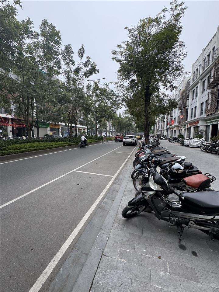 Cần bán gấp đường đôi the manor giá hợp lý 99m 5 tầng ,
6,6m mặt tiền