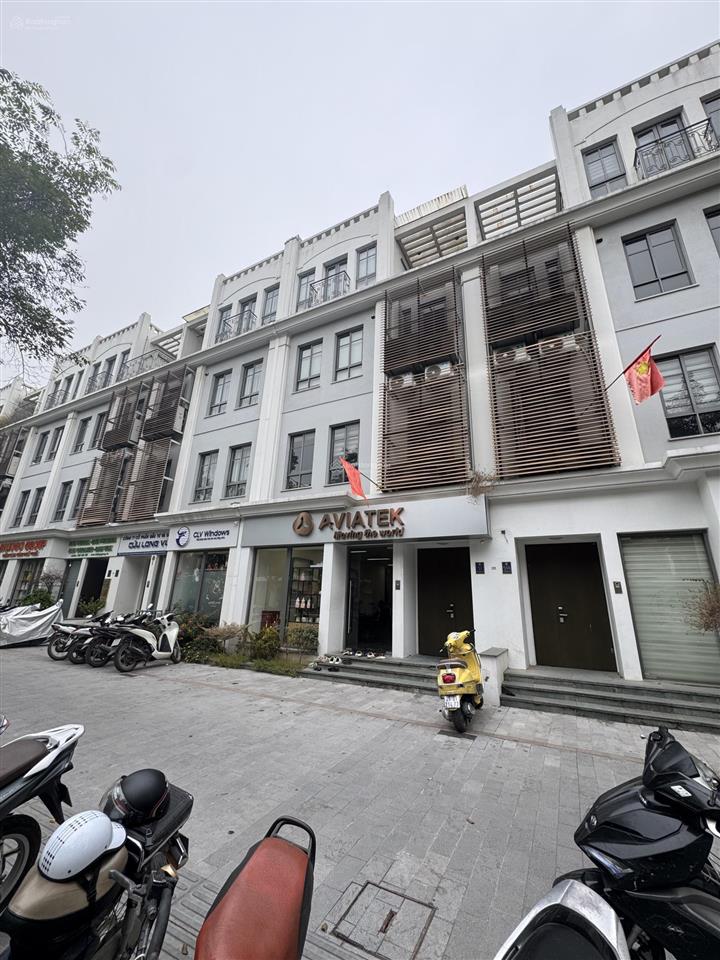 Cần bán gấp đường đôi the manor giá hợp lý 99m 5 tầng ,
6,6m mặt tiền