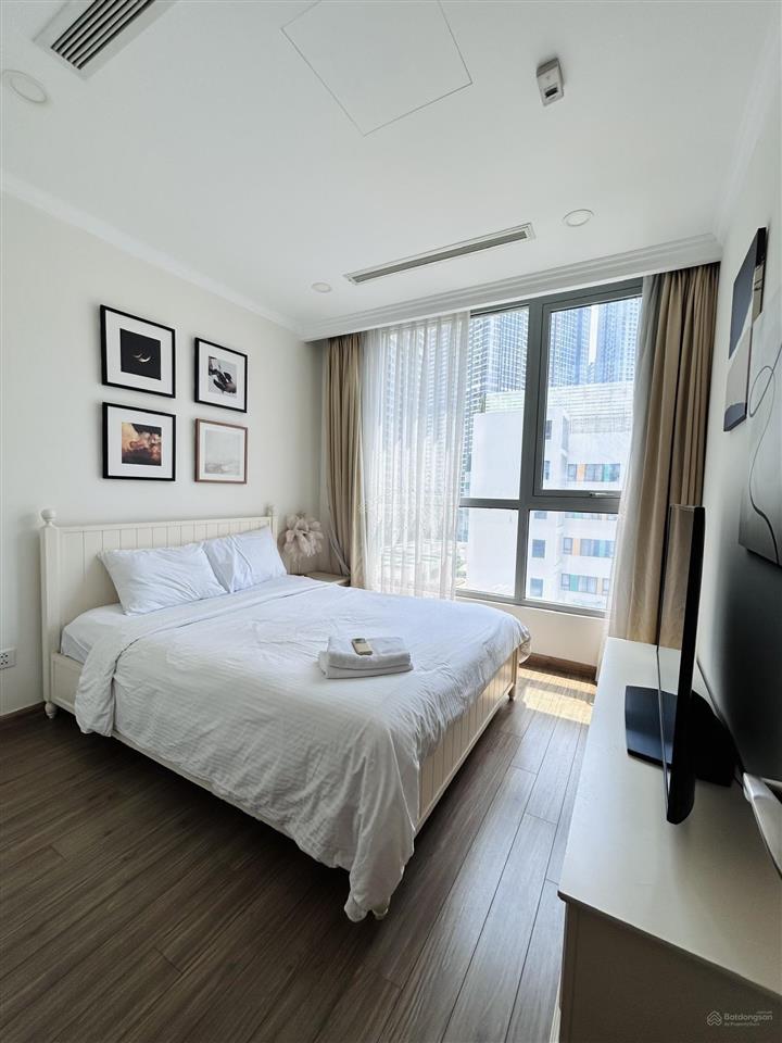 Bán 3pn có bồn tắm  vinhomes central park  view thoáng  full nội thất. dt 106,2m2.  0397 383 ***