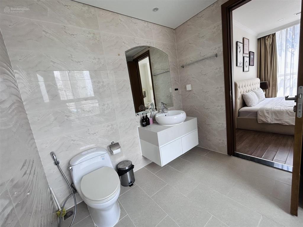 Bán 3pn có bồn tắm  vinhomes central park  view thoáng  full nội thất. dt 106,2m2.  0397 383 ***