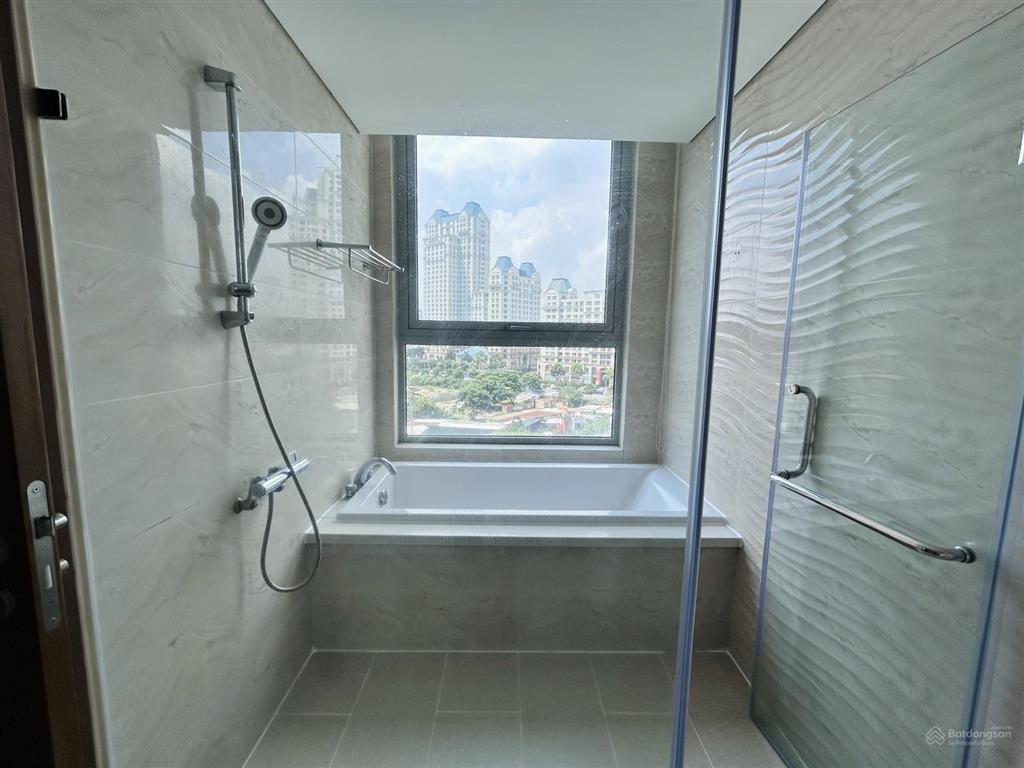 Bán 3pn có bồn tắm  vinhomes central park  view thoáng  full nội thất. dt 106,2m2.  0397 383 ***