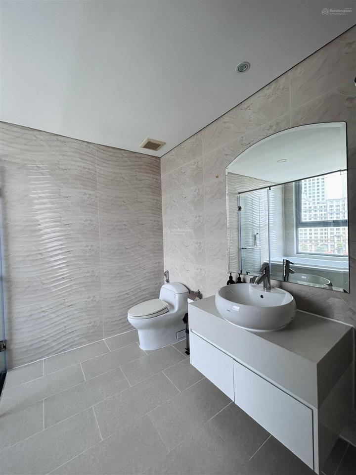 Bán 3pn có bồn tắm  vinhomes central park  view thoáng  full nội thất. dt 106,2m2.  0397 383 ***