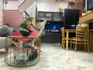 Tôi bán nhà 49 m2, sổ hồng, 1 trệt. 1 lầu , 2 pn,2 wc. cách hxh 15 m, tuyệt đẹp, quận 7