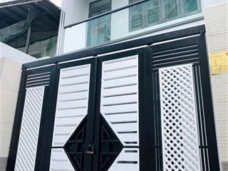Tôi bán nhà 107 m2, 1 trệt. 1 lầu, 6 pn, 4 wc, chia làm 2 căn, tuyệt đẹp, quận 7, giá 8,2 tỷ