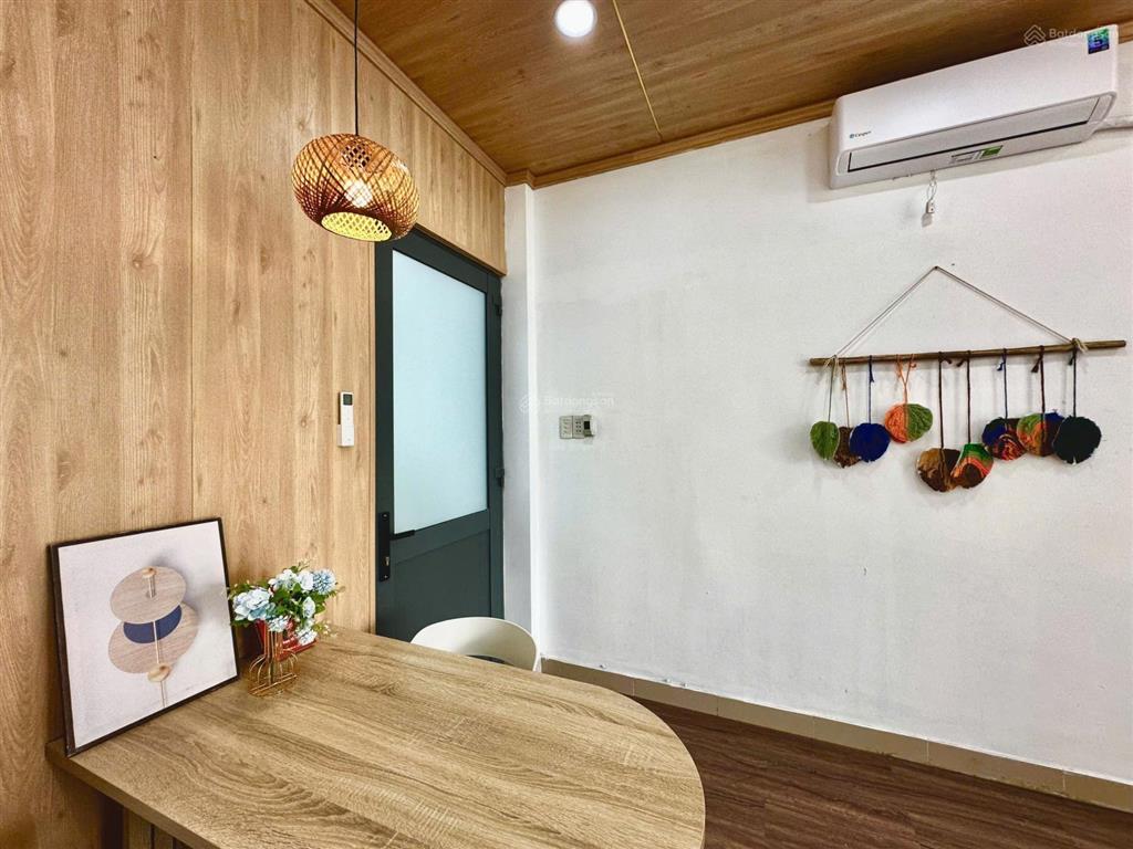 Căn hộ tách bếp ban công máy giặt riêng, gần ngã 4 phú nhuận full nội thất