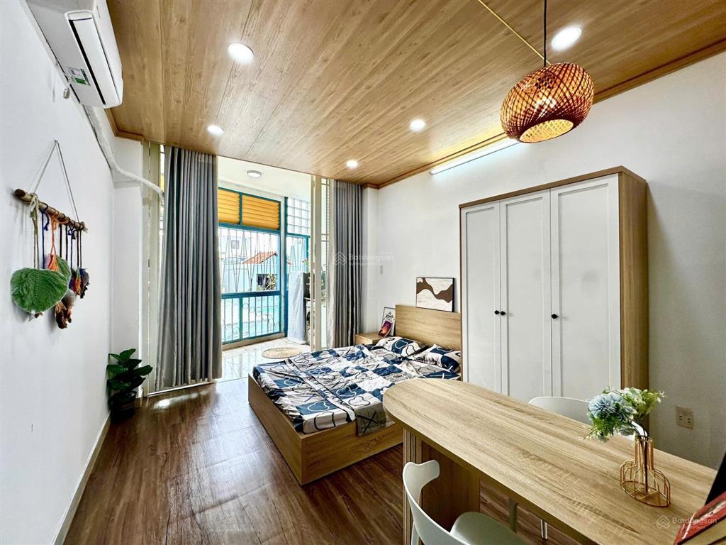 Căn hộ tách bếp ban công máy giặt riêng, gần ngã 4 phú nhuận full nội thất
