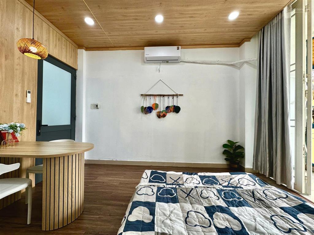 Căn hộ tách bếp ban công máy giặt riêng, gần ngã 4 phú nhuận full nội thất