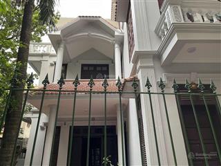 Cho thuê nhà riêng đường nguyễn khang, cầu giấy, dt 150m2 x 3t, lô góc, ô tô đỗ cửa giá 23 triệu