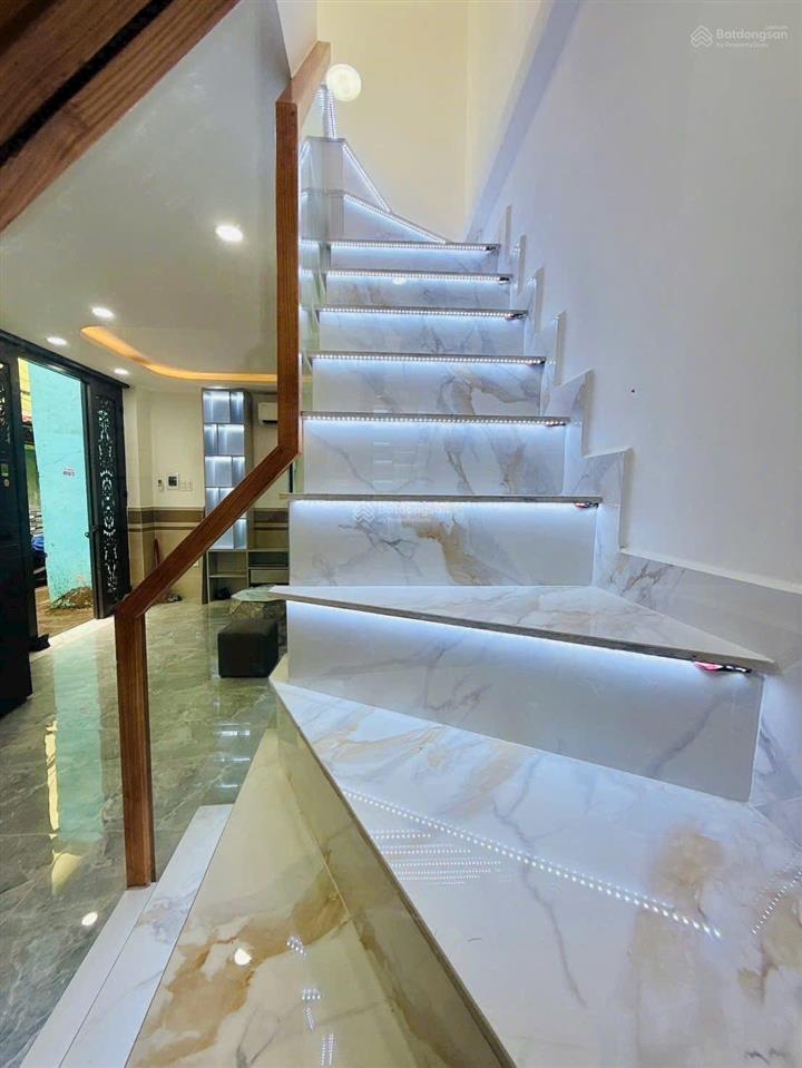Bán nhà đẹp vào ở ngay trên đường bến vân đồn