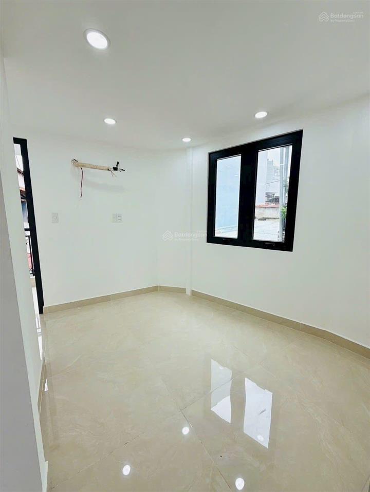Bán nhà đẹp vào ở ngay trên đường bến vân đồn