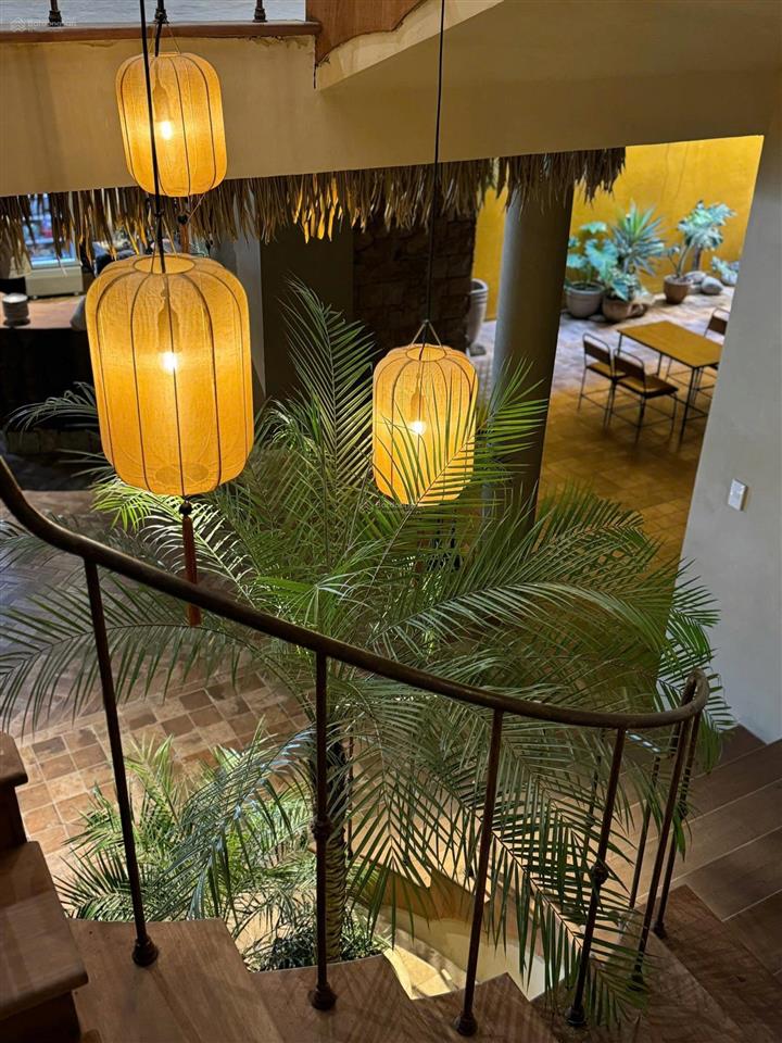 Bán nhà hàng siêu vip 400m2, mặt view sông lớn 11m, lô góc duy nhất 4 mặt phố. dòng tiền 3 tỷ/năm.