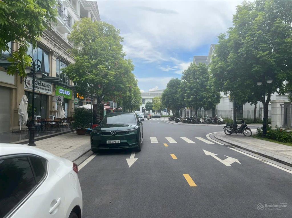 Shophouse xẻ khe 135m2 đường thông, gần hồ phân khu san hô giá 15 tỷ vin 1 gia lâm (0985 941 ***)