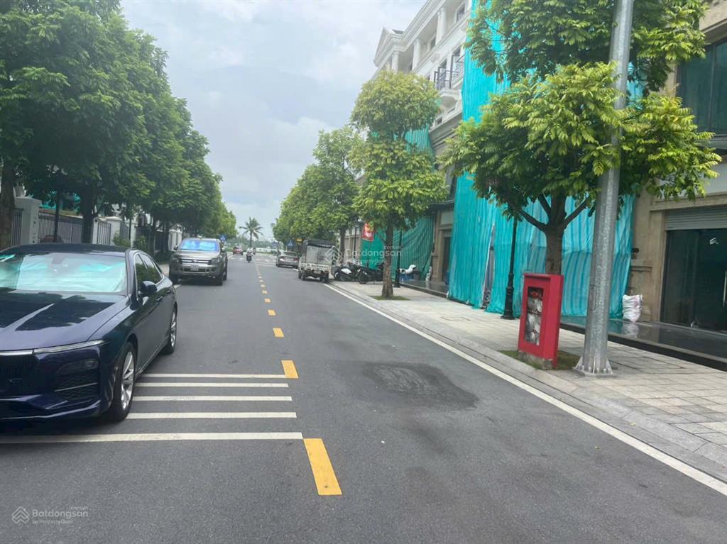 Shophouse xẻ khe 135m2 đường thông, gần hồ phân khu san hô giá 15 tỷ vin 1 gia lâm (0985 941 ***)