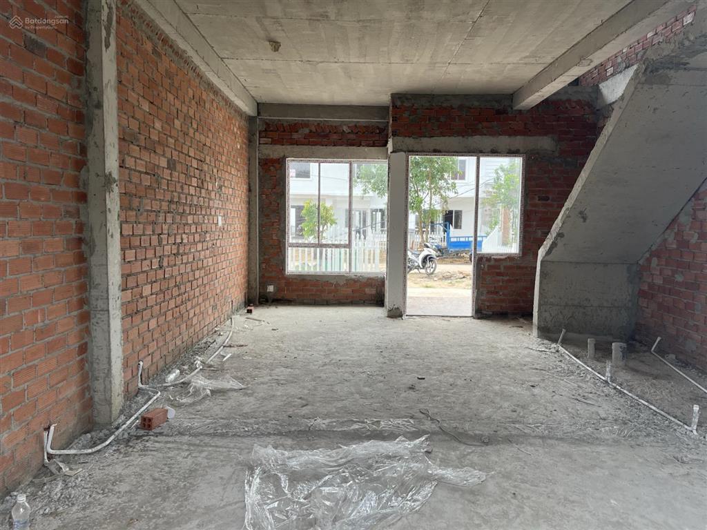 Ngộp, nhà phố liền kế dta, nhà xây thô đất 100m2, ngay khu dân cư hiện hữu