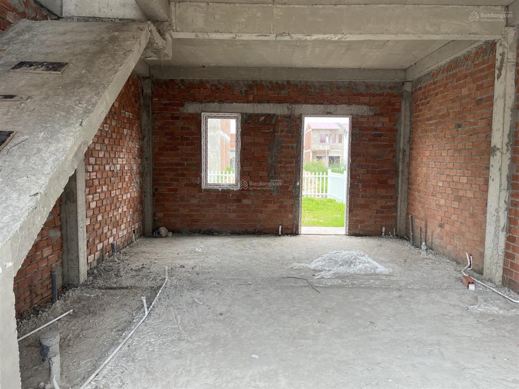 Ngộp, nhà phố liền kế dta, nhà xây thô đất 100m2, ngay khu dân cư hiện hữu