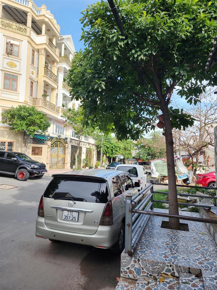 Bán biệt thự đẹp ngay lộc vừng, quốc lộ 13, 22,5 tỷ, 320m2, ngang 11m, 2 sổ