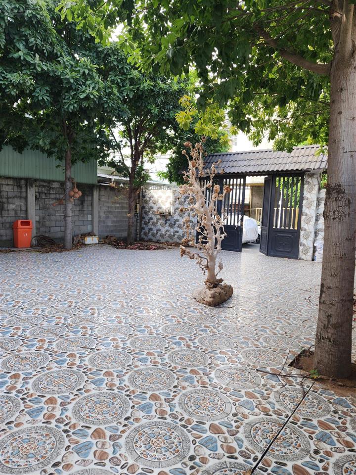 Bán biệt thự đẹp ngay lộc vừng, quốc lộ 13, 22,5 tỷ, 320m2, ngang 11m, 2 sổ