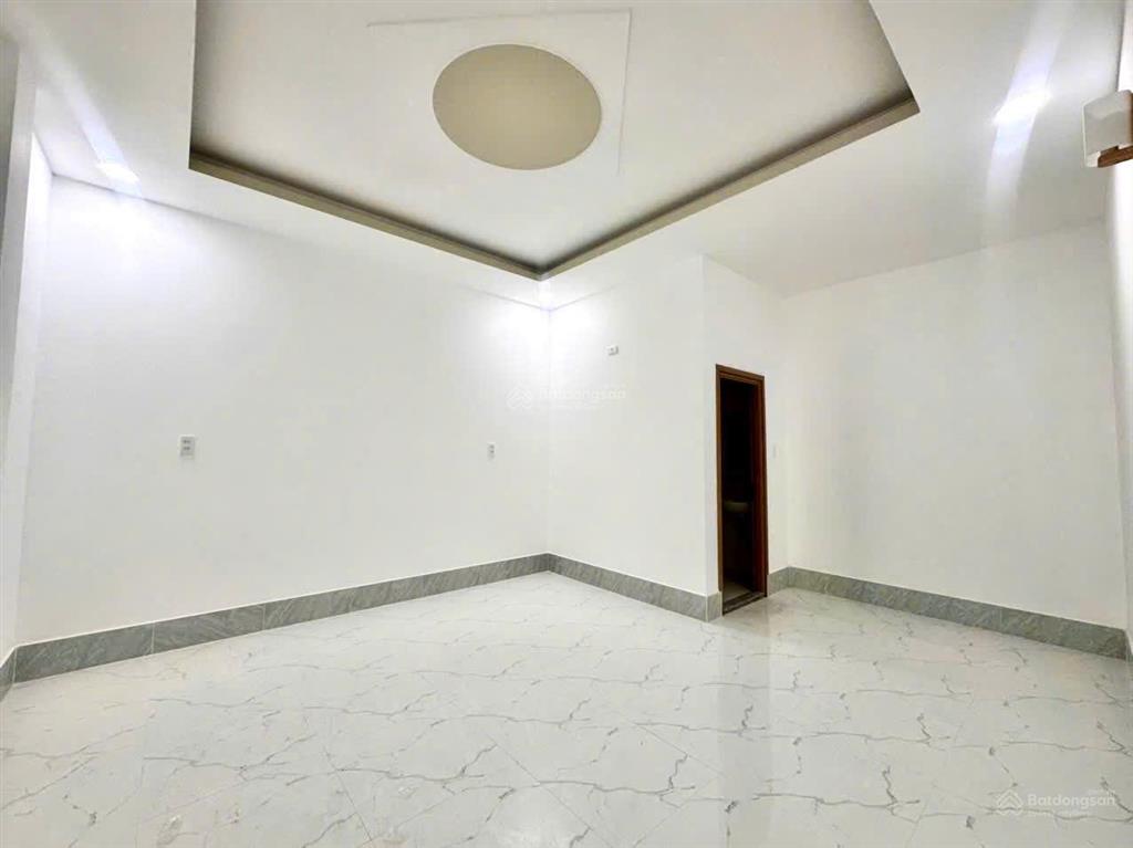 Cho thuê căn hộ cao cấp sát chợ tam hiệp , dt đa dạng 2245m2 , sân để xe hơi, gd 4 người thoải mái