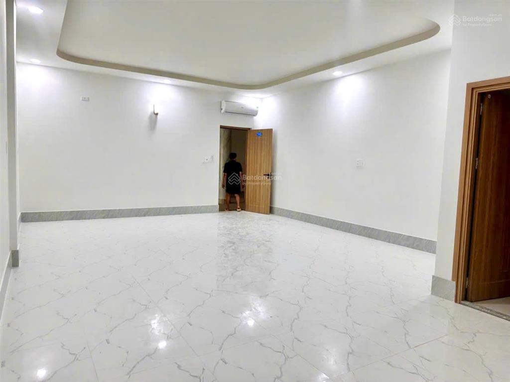 Cho thuê căn hộ cao cấp sát chợ tam hiệp , dt đa dạng 2245m2 , sân để xe hơi, gd 4 người thoải mái