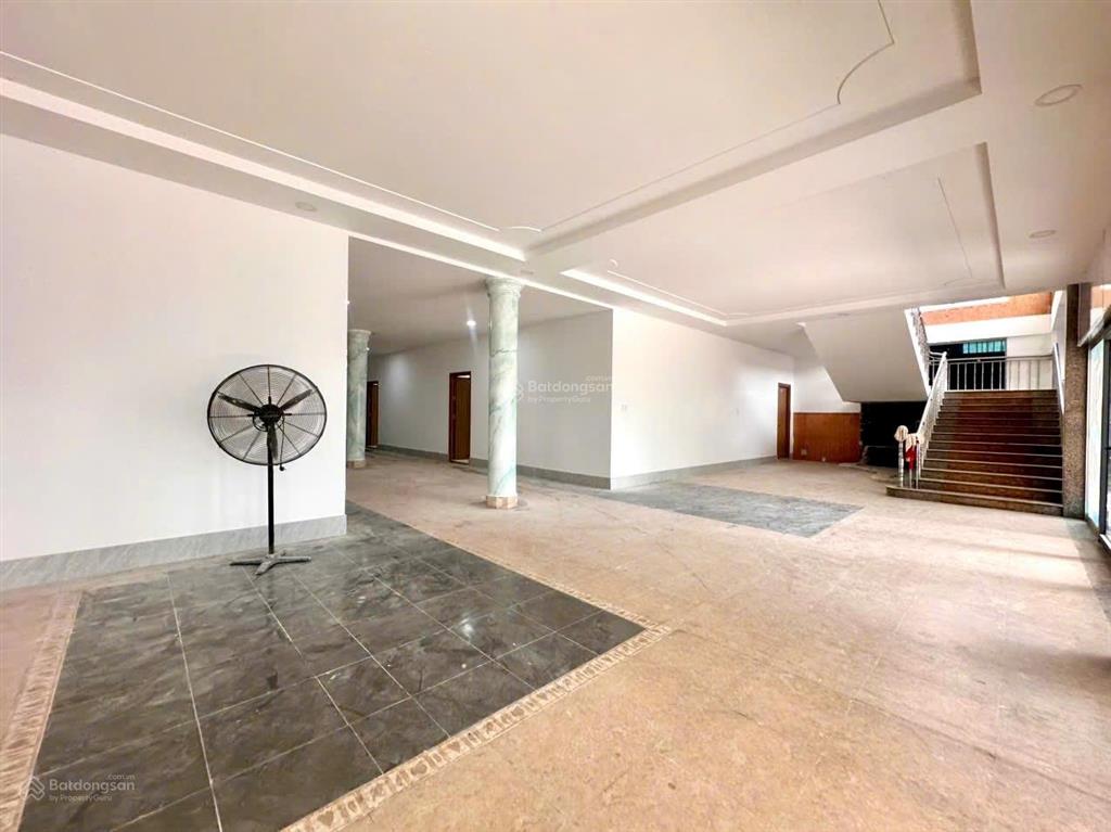 Cho thuê căn hộ cao cấp sát chợ tam hiệp , dt đa dạng 2245m2 , sân để xe hơi, gd 4 người thoải mái