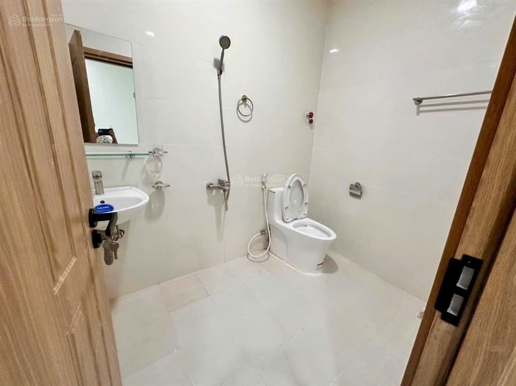 Cho thuê căn hộ cao cấp sát chợ tam hiệp , dt đa dạng 2245m2 , sân để xe hơi, gd 4 người thoải mái