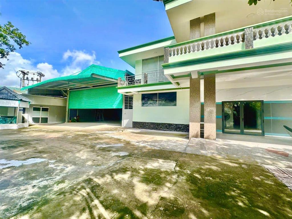 Cho thuê căn hộ cao cấp sát chợ tam hiệp , dt đa dạng 2245m2 , sân để xe hơi, gd 4 người thoải mái