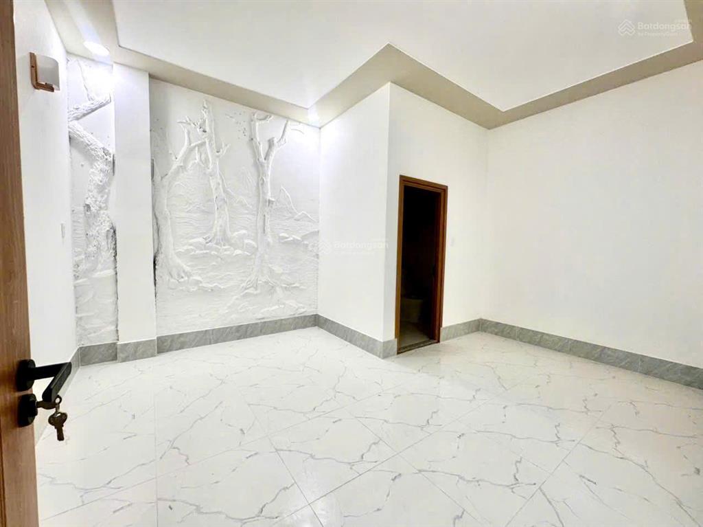 Cho thuê căn hộ cao cấp sát chợ tam hiệp , dt đa dạng 2245m2 , sân để xe hơi, gd 4 người thoải mái