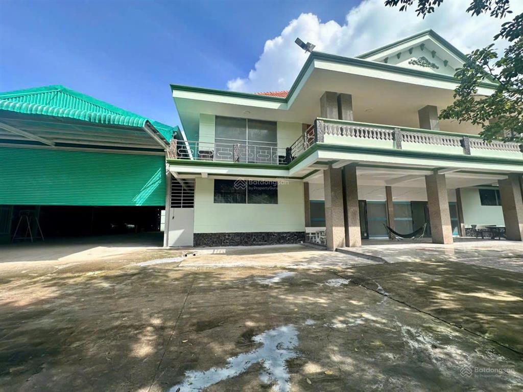 Cho thuê căn hộ cao cấp sát chợ tam hiệp , dt đa dạng 2245m2 , sân để xe hơi, gd 4 người thoải mái