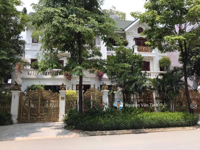 Bán biệt thự dịch vọng, view vườn hoa, full nội thất nhập đức, 275m2 x 4t, nhỉnh 70 tỷ. 0978 996 ***