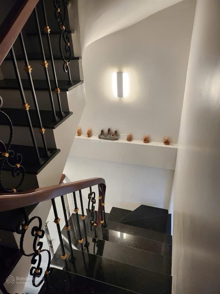 Bán nhà đông ngạc 68m, mặt tiền 4.6m vuông đẹp.
3 tầng, ngõ thông. ô tô 7 chỗ đỗ cửa.
giá 11.22 tỷ