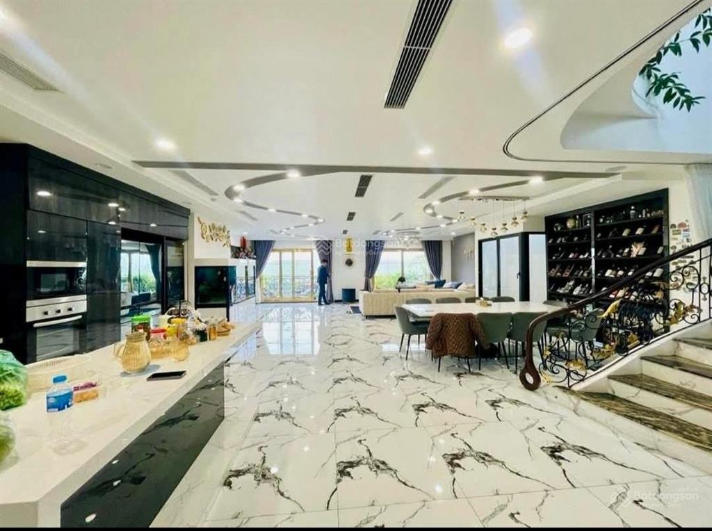 Nhà phố nguyễn văn cừ, dt 135m2 * mt 8m * thiết kế thang máy gara nhiều oto, gần sát mặt phố