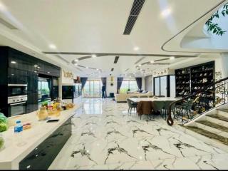 Nhà phố nguyễn văn cừ, dt 135m2 * mt 8m * thiết kế thang máy gara nhiều oto, gần sát mặt phố