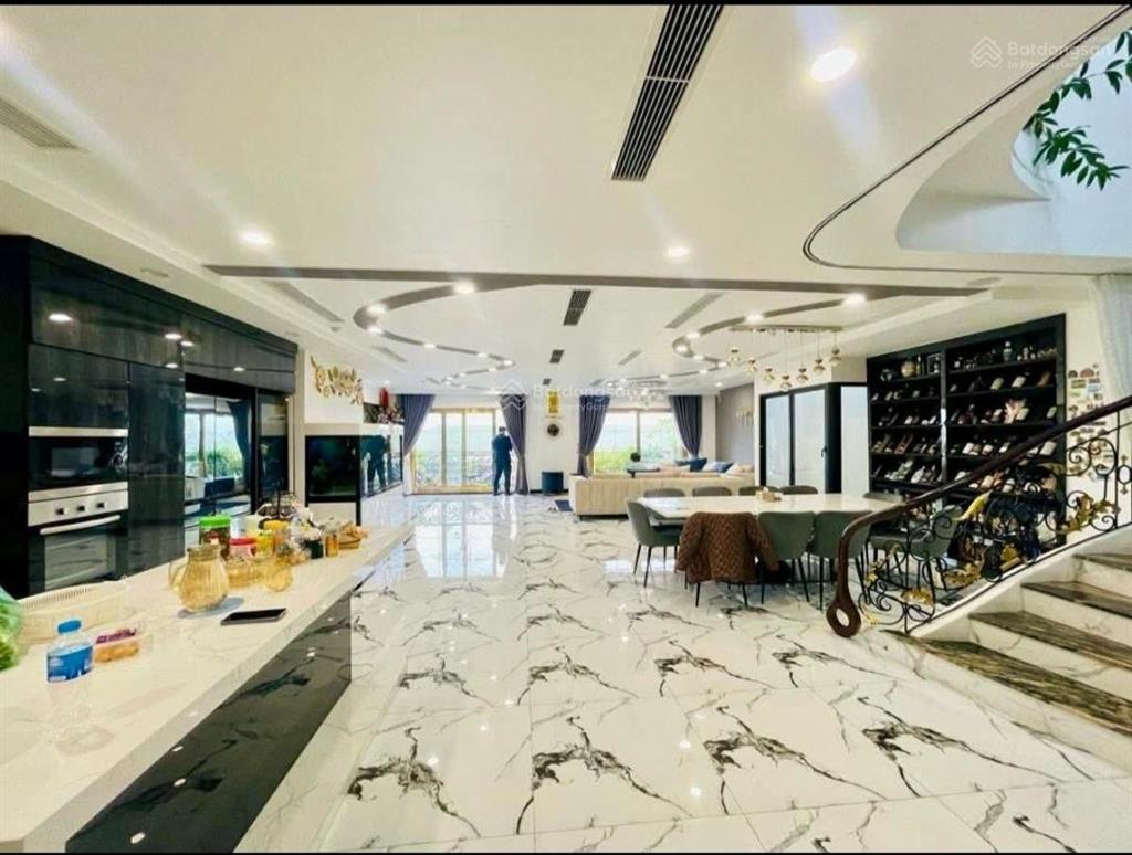 Nhà phố nguyễn văn cừ, dt 135m2 * mt 8m * thiết kế thang máy gara nhiều oto, gần sát mặt phố